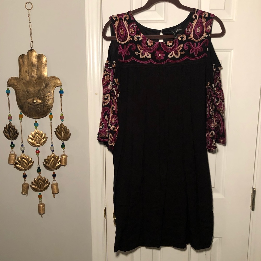 New Directions cut out shoulder dress